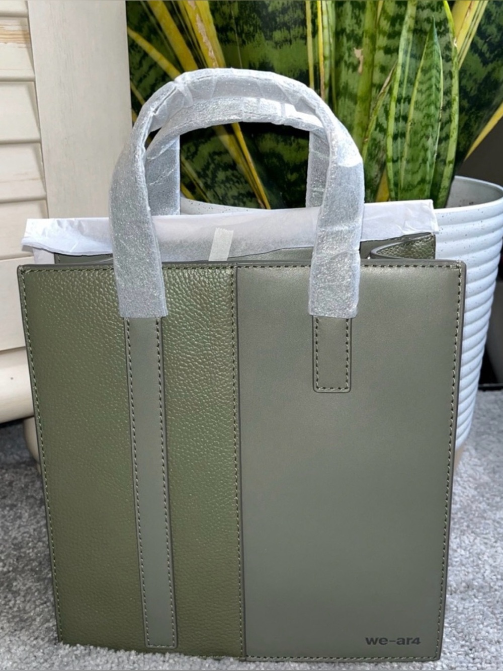 Brand New We-ar4 Genuine
Leather Small Tote ***SALE****